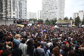 Bloquons-tout At Place des Fetes - Paris