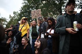 Bloquons-tout At Place des Fetes - Paris