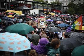 Bloquons-tout At Place des Fetes - Paris