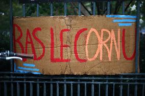 Bloquons-tout At Place des Fetes - Paris