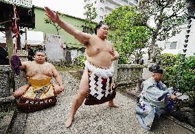 Sumo: Onosato performs ring-entering ritual