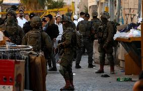 Israeli Forces Secure The Streets For Israeli Settlers - Hebron
