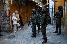 Israeli Forces Secure The Streets For Israeli Settlers - Hebron