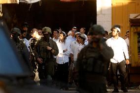 Israeli Forces Secure The Streets For Israeli Settlers - Hebron