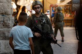 Israeli Forces Secure The Streets For Israeli Settlers - Hebron