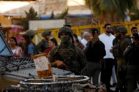Israeli Forces Secure The Streets For Israeli Settlers - Hebron