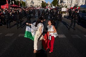 Madrid Hosts Final Stage Of The Vuelta Ciclista A España Marked By Pro-Palestinian Protests