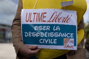 Support of 12 assisted-suicide activists at the opening of their trial - Paris