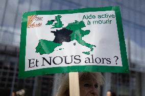 Support of 12 assisted-suicide activists at the opening of their trial - Paris