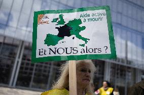 Support of 12 assisted-suicide activists at the opening of their trial - Paris