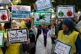 Support of 12 assisted-suicide activists at the opening of their trial - Paris