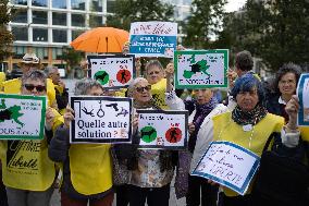 Support of 12 assisted-suicide activists at the opening of their trial - Paris