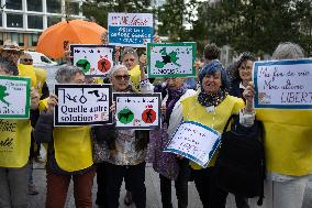 Support of 12 assisted-suicide activists at the opening of their trial - Paris
