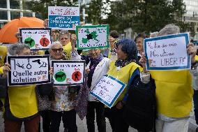 Support of 12 assisted-suicide activists at the opening of their trial - Paris