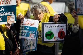 Support of 12 assisted-suicide activists at the opening of their trial - Paris