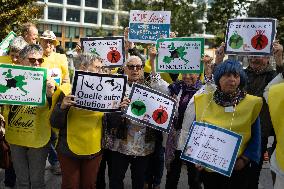 Support of 12 assisted-suicide activists at the opening of their trial - Paris