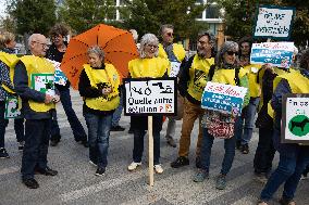 Support of 12 assisted-suicide activists at the opening of their trial - Paris
