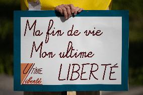 Support of 12 assisted-suicide activists at the opening of their trial - Paris