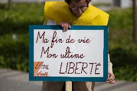 Support of 12 assisted-suicide activists at the opening of their trial - Paris