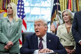 DC: President Trump Signs a Presidential Memorandum in Oval Office