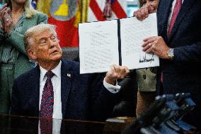 DC: President Trump Signs a Presidential Memorandum in Oval Office