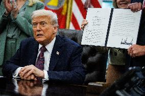 DC: President Trump Signs a Presidential Memorandum in Oval Office
