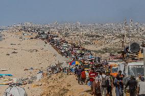 Palestinians Flee Northern Gaza after Intensified Israeli Attacks - Gaza City