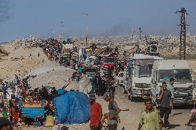 Palestinians Flee Northern Gaza after Intensified Israeli Attacks - Gaza City