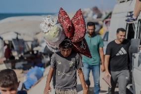 Palestinians Flee Northern Gaza after Intensified Israeli Attacks - Gaza City