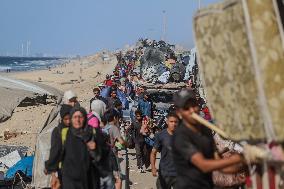 Palestinians Flee Northern Gaza after Intensified Israeli Attacks - Gaza City