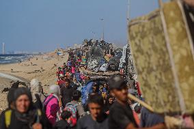 Palestinians Flee Northern Gaza after Intensified Israeli Attacks - Gaza City