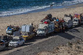 Palestinians Flee Northern Gaza after Intensified Israeli Attacks - Gaza City