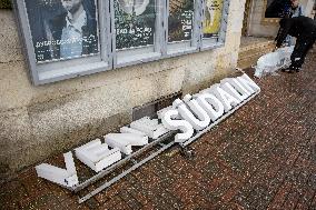 Replacing the signs on Russian theater