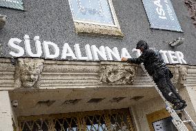 Replacing the signs on Russian theater