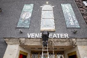 Replacing the signs on Russian theater