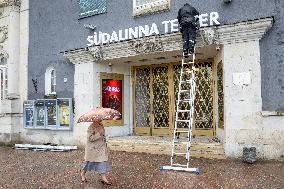 Replacing the signs on Russian theater