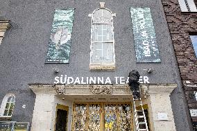 Replacing the signs on Russian theater