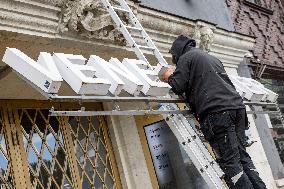 Replacing the signs on Russian theater