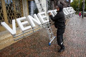 Replacing the signs on Russian theater