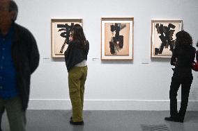 Pierre Soulages au musee du Luxembourg a Paris.