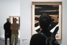 Pierre Soulages au musee du Luxembourg a Paris.
