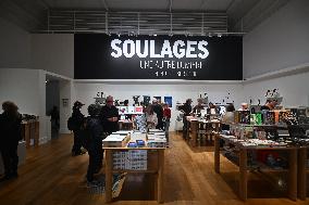 Pierre Soulages au musee du Luxembourg a Paris.