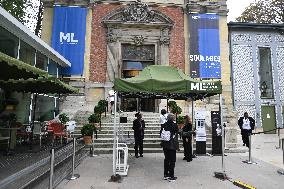Pierre Soulages au musee du Luxembourg a Paris.