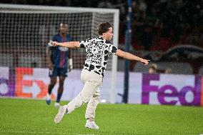 Champions League PSG vs Atalanta BC- Pitch invader - FA
