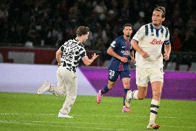 Champions League PSG vs Atalanta BC- Pitch invader - FA
