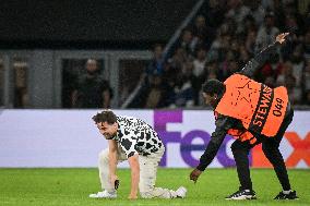 Champions League PSG vs Atalanta BC- Pitch invader - FA