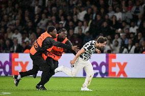 Champions League PSG vs Atalanta BC- Pitch invader - FA