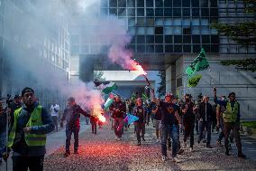 Railway Unions Protesters Inside Bercy - Paris