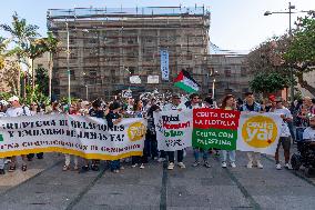 Chanting In Support of Sumud Flotilla - Spain