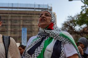 Chanting In Support of Sumud Flotilla - Spain